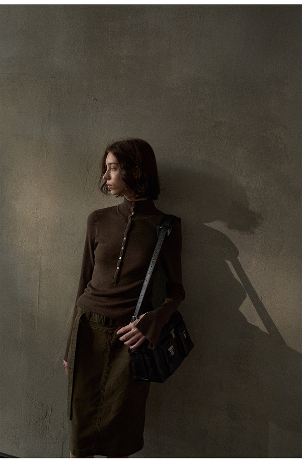 A Weathered And Aged, Slimming, Simple And Versatile Commuting Skirt